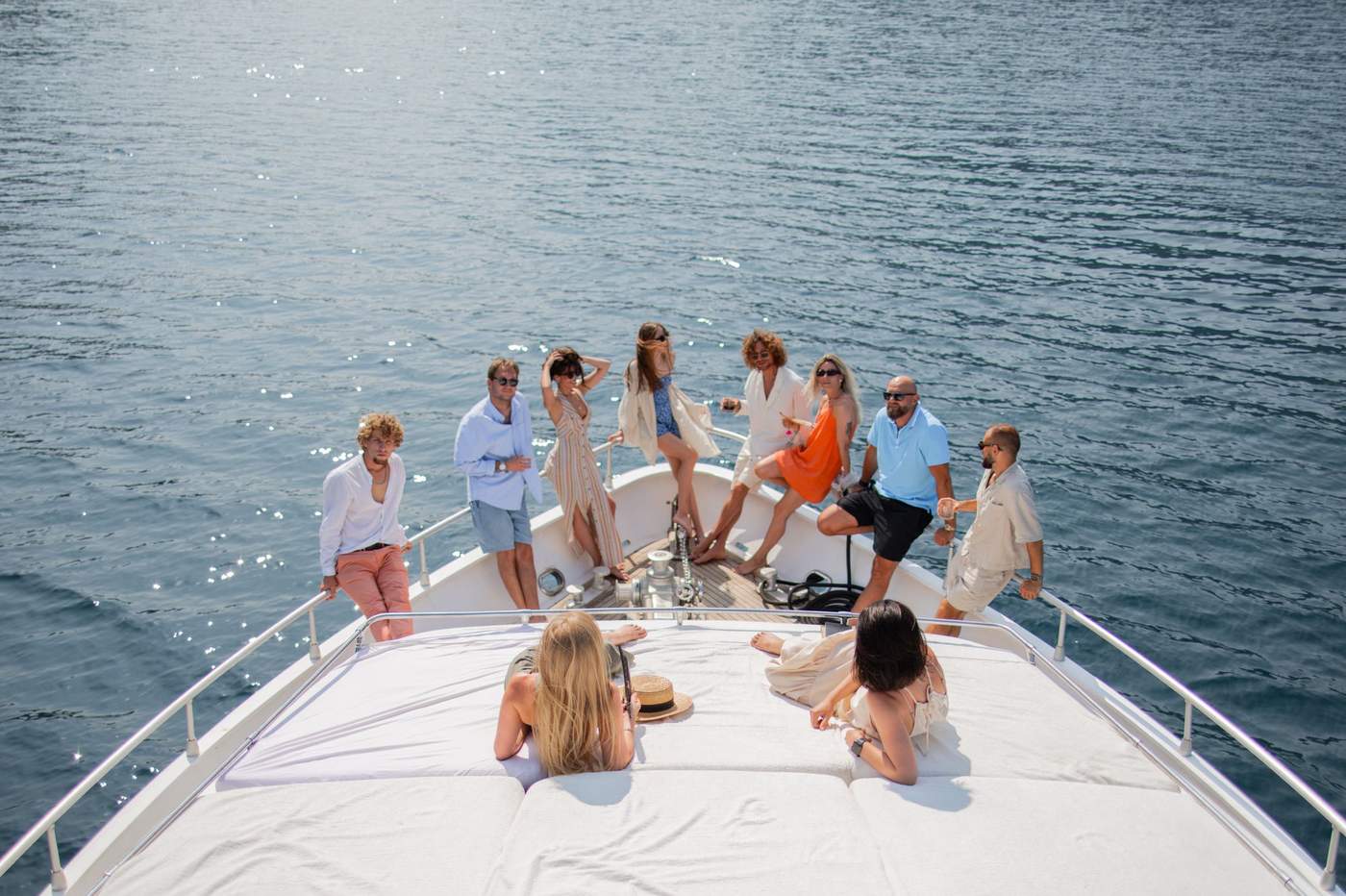 Rund zehn Gäste am Bug der Yacht, teils an der Reling, teils auf dem Sonnendeck